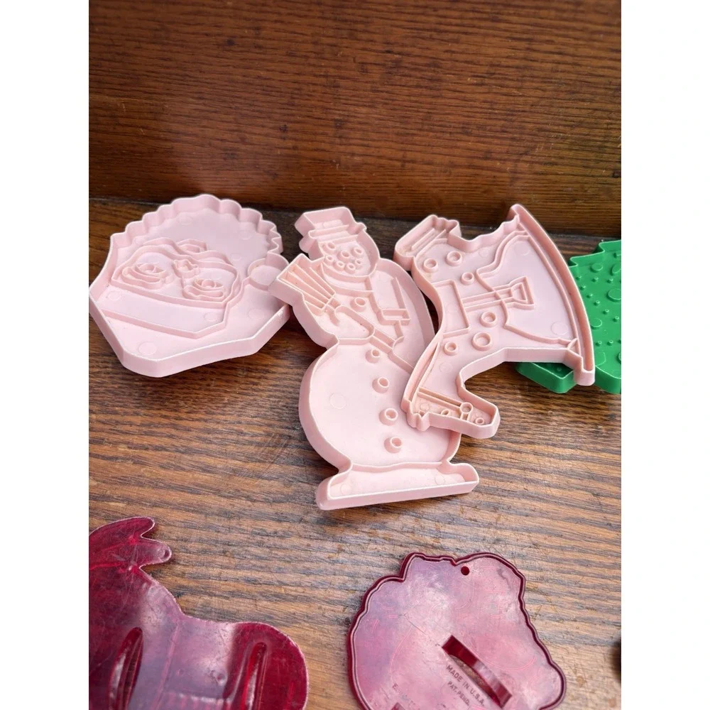 Vtg  1970's Lot Of 31 USA Red Pink Green White Plastic Cookie Cutters Christmas
